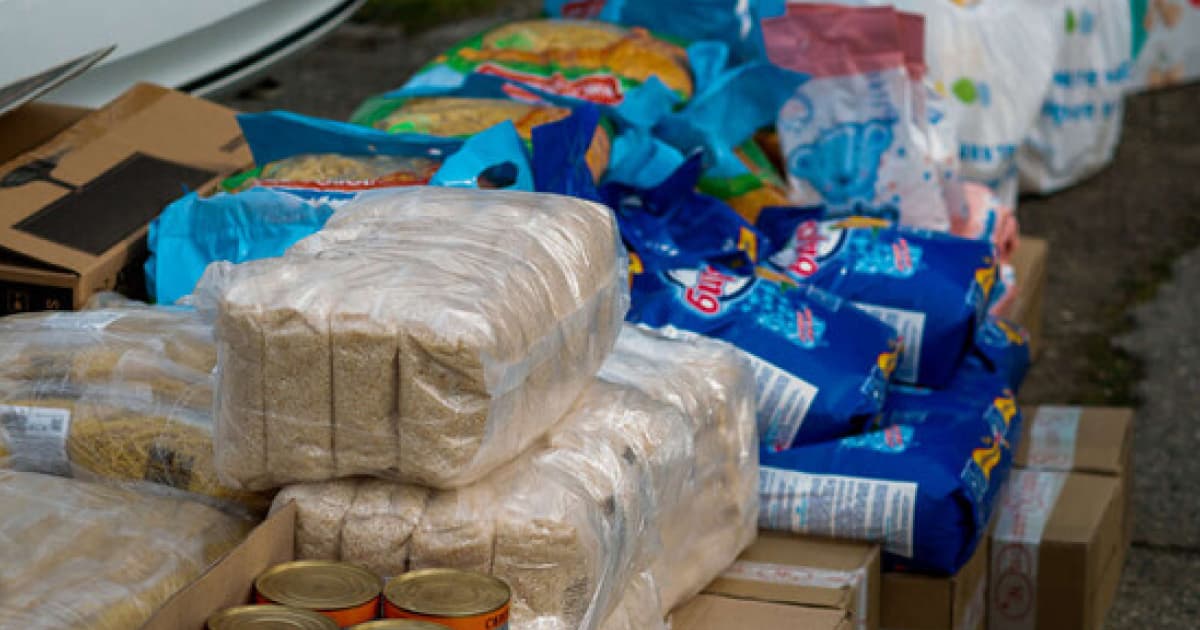 У Херсоні нестача води, ліків та продуктів харчування, однак гуманітарні вантажі вже заїжджають у місто