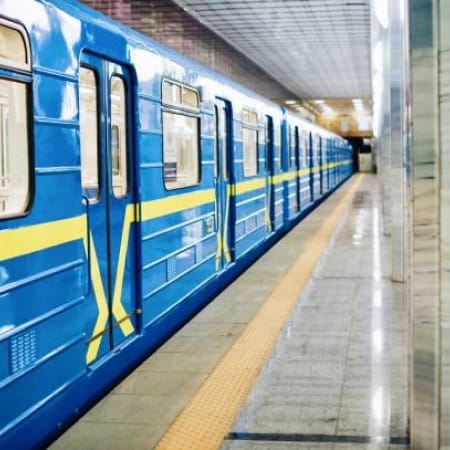 У Києві відновило рух метро, на деяких станціях висадку пасажирів відновлюють поступово
