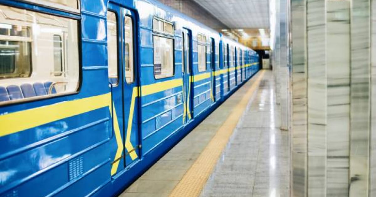 У Києві відновило рух метро, на деяких станціях висадку пасажирів відновлюють поступово