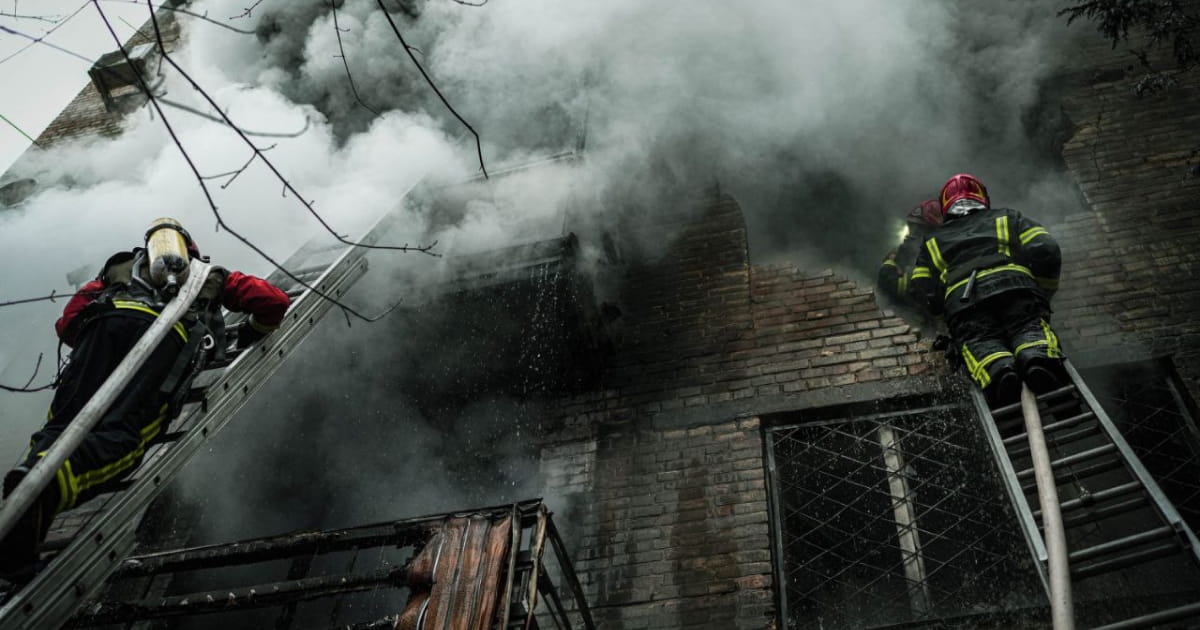Внаслідок обстрілу у Печерському районі Києва загорівся житловий будинок на другому та третьому поверсі