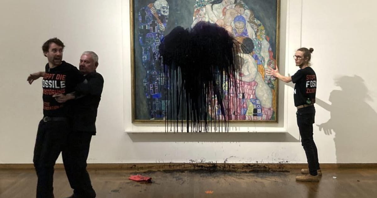 Активісти облили картину художника Густава Клімта чорною рідиною та приклеїли себе до скла