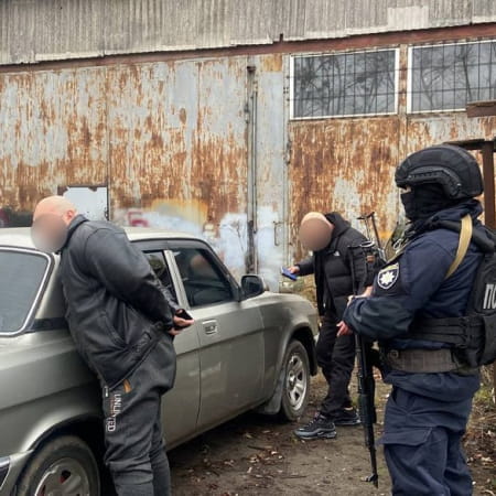 На Київщині поліція затримала чоловіка, що силоміць утримував працівника у гаражному приміщенні