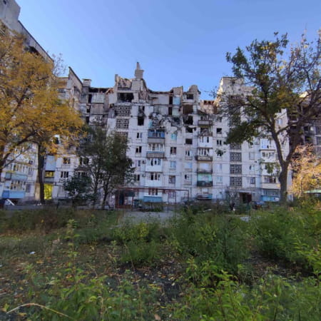 Росіяни продовжують руйнувати будинки у тимчасово окупованому Маріуполі: під знесенням понад 50 тисяч квартир