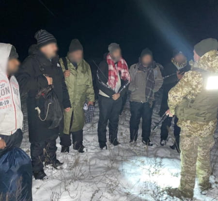 На українському кордоні прикордонники затримали групу мігрантів, яких до кордону доставили білоруські військові — ДПСУ
