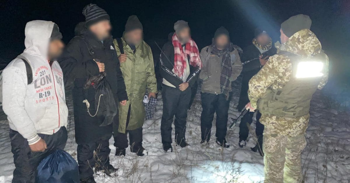 На українському кордоні прикордонники затримали групу мігрантів, яких до кордону доставили білоруські військові — ДПСУ