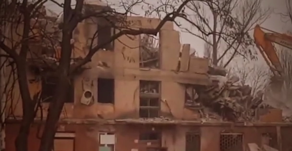 Росіяни зносять будівлі в історичному центрі тимчасово окупованого Маріуполя