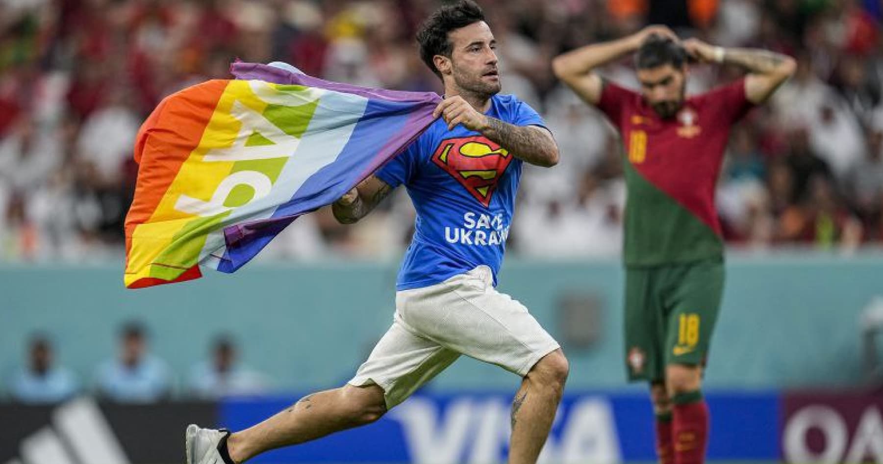 28 листопада у Катарі під час футбольного матчу ЧС-2022 між Португалією та Уругваєм на поле вибіг чоловік у футболці із закликом врятувати Україну