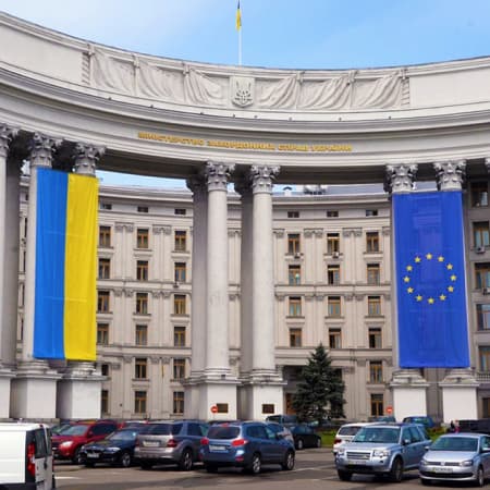 МЗС доручає посилити безпеку всіх посольств України за кордоном