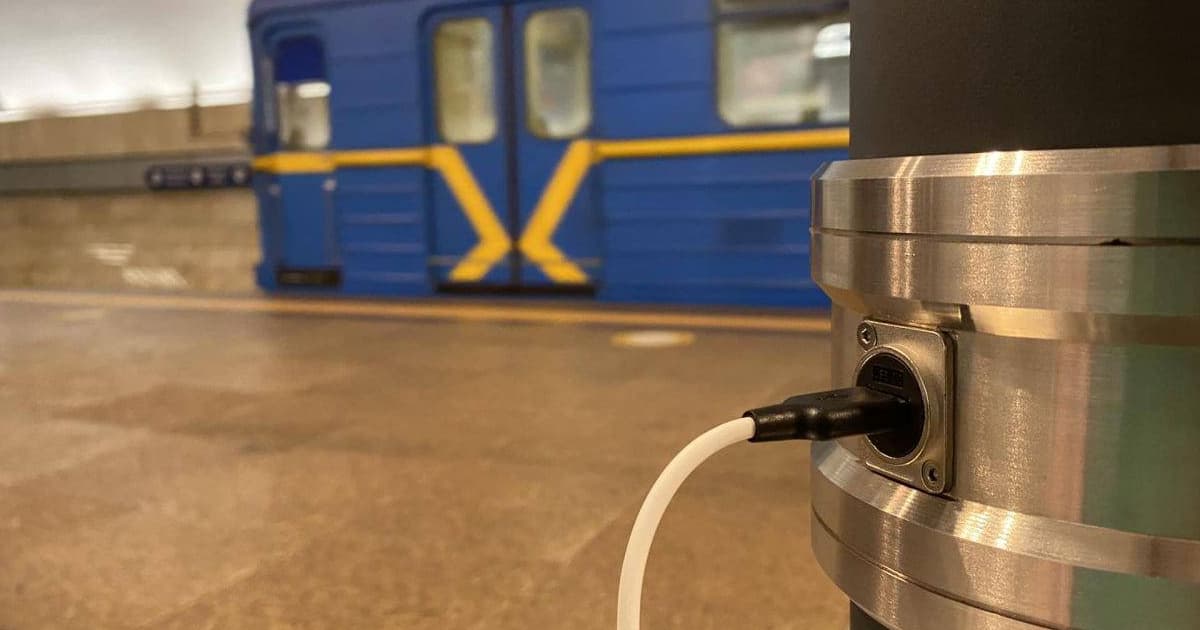 У метро Києва на 19 станціях обладнані USB-порти для підзарядки пристроїв