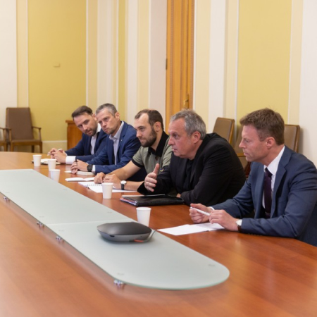 Голова Офісу Президента України та очільник уряду Чехії обговорили постачання Україні зброї та посилення санкційного тиску на Росію