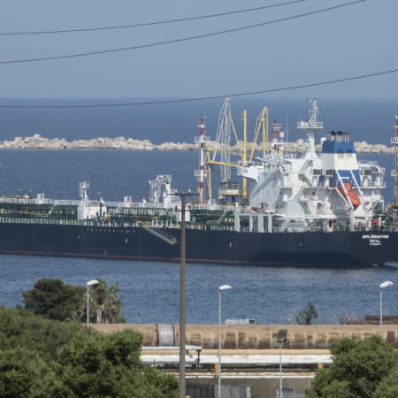 Росія створює «тіньовий флот» із понад 100 застарілих танкерів для обходу нафтових санкцій