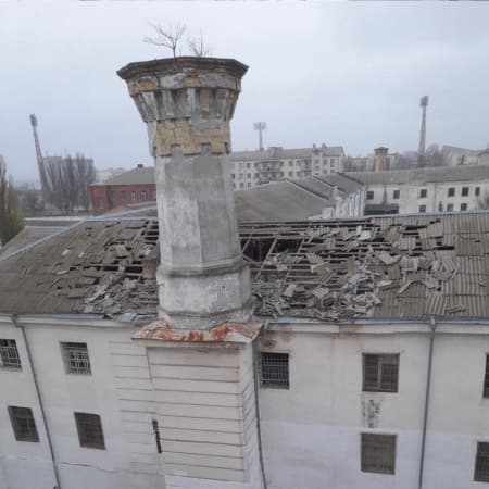 Росіяни обстріляли будівлю Херсонського слідчого ізолятору