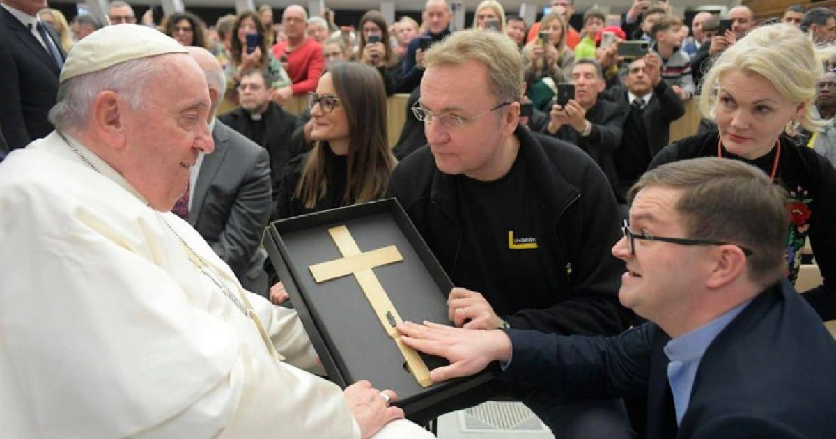 Мер Львова подарував Папі Римському хрест із уламком російської ракети