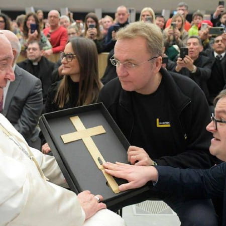 Мер Львова подарував Папі Римському хрест із уламком російської ракети