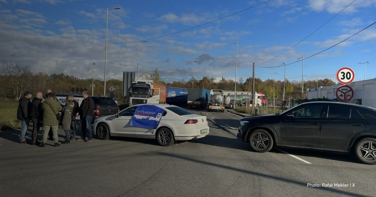 Slovak carriers block truck traffic through the Vyšné Nemecké checkpoint