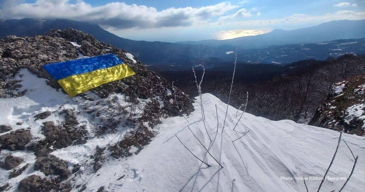 Yellow Ribbon activists unfurl Ukrainian flag in temporarily occupied Crimea
