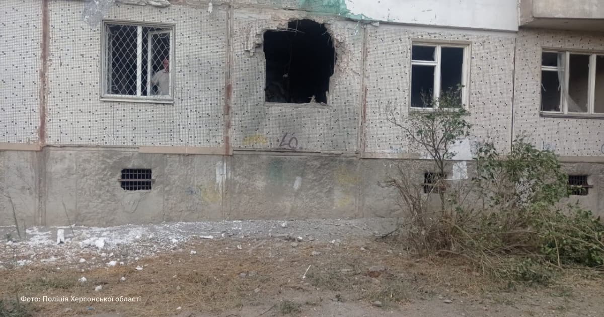 Russia shells residential buildings in Kherson, injuring a civilian