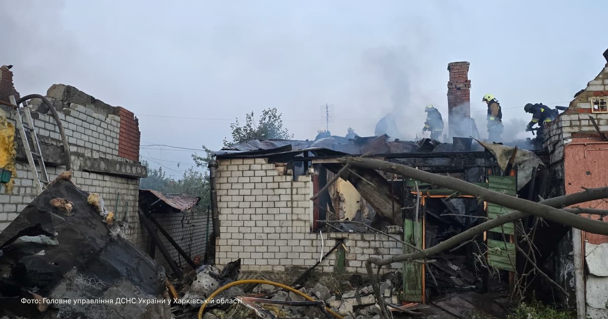 Під час гасіння пожежі на Харківщині постраждали двоє рятувальників. Внаслідок обстрілів поранено 19 цивільних, серед них — двоє дітей