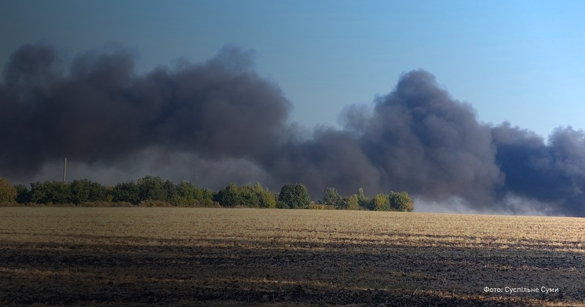 Унаслідок російського обстрілу Сум одна особа загинула, а ще дев’ять отримали поранення. Місцевих просять зачинити вікна та двері через пожежу